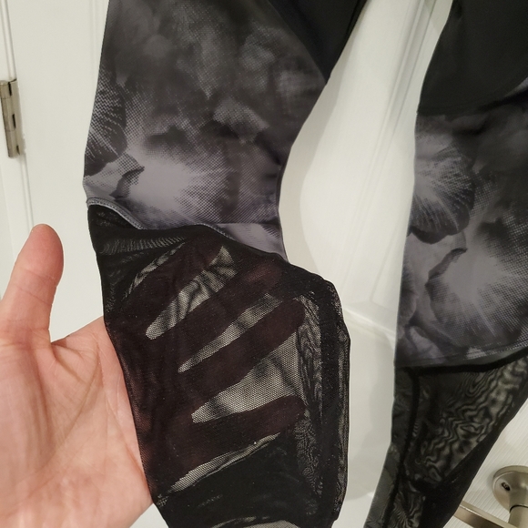 ❤️FREE OR 3/$30 Onzie athletic leggings - Picture 3 of 5